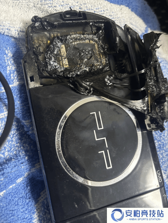 玩家睡觉时床头的PSP突然爆炸！被褥都被烧出个大坑