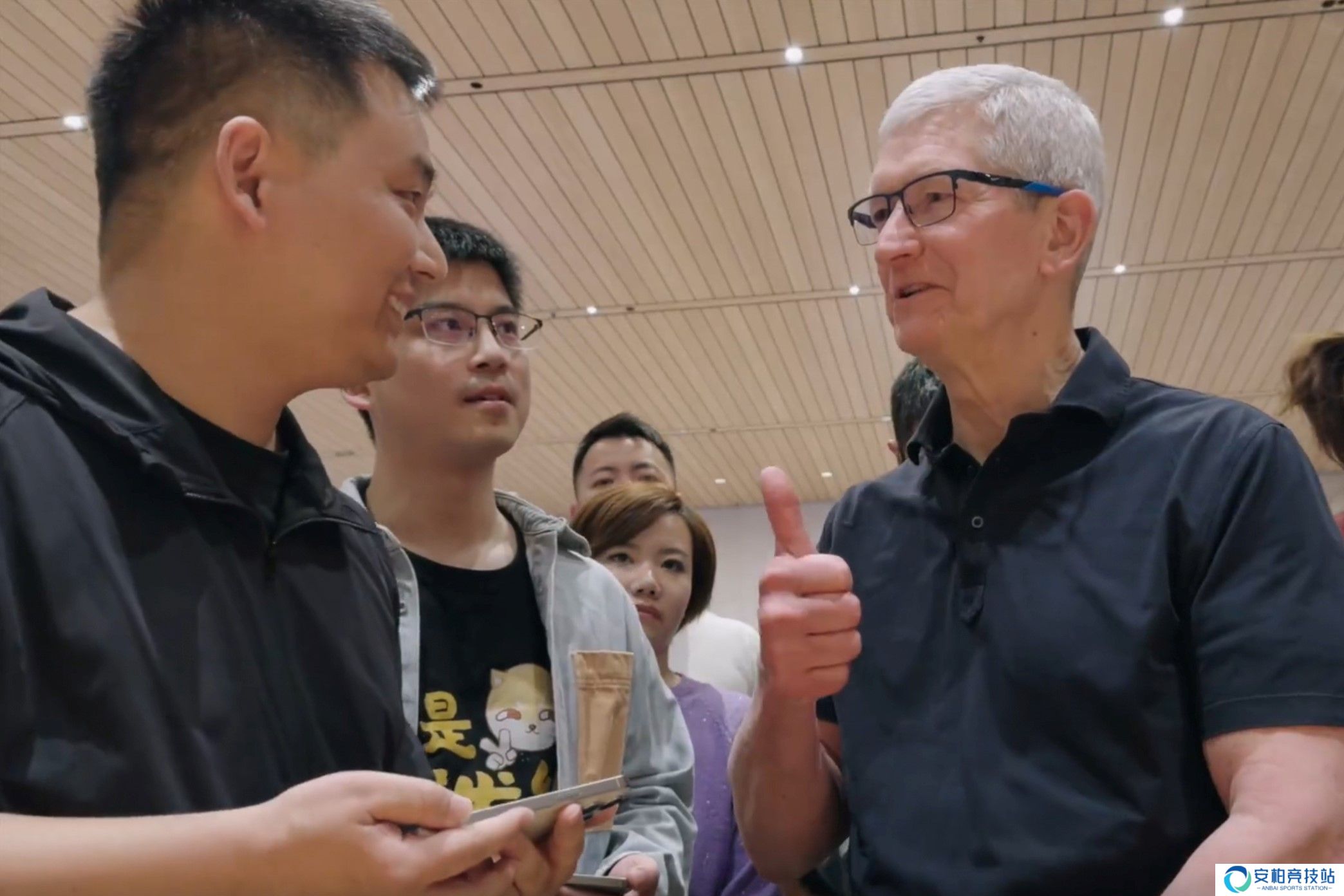 苹果CEO蒂姆·库克造访三里屯Apple Store，逆水寒手游光追技术引领未来游戏体验